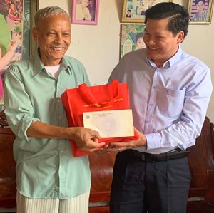 Phó Chủ tịch Thường trực HĐND tỉnh thăm, tặng quà gia đình chính sá...