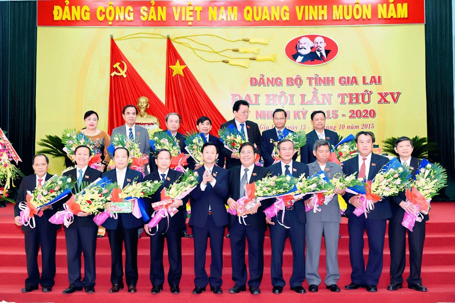 Đại hội tặng hoa cho các đồng chí Ủy viên Ban Chấp hành Đảng bộ tỉnh khóa XIV không tái cử trong nhiệm kỳ này