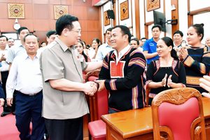 Chủ tịch Quốc hội Vương Đình Huệ tặng quà Tết cho gia đình chính sá...