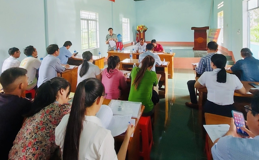 Article Phó Chủ tịch Thường trực HĐND tỉnh Gia Lai Trương Văn Đạt dự sinh hoạt Chi bộ thôn Blôm