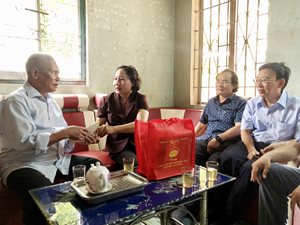 Phó Chủ tịch HĐND tỉnh Ayun H’Bút thăm, tặng quà các gia đình chính...