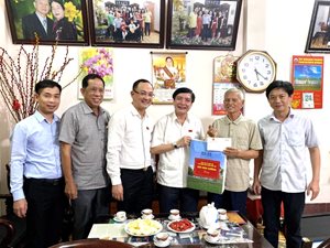 Tổng Thư ký Quốc hội Bùi Văn Cường thăm, tặng quà cho 2 gia đình có...