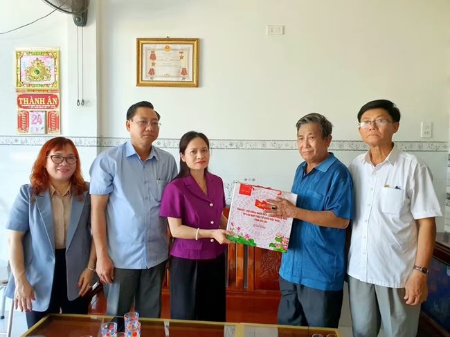 dong-chi-siu-huong-pho-truong-doan-dbqh-tinh-gia-lai-tham-tang-qua-cho-gia-dinh-co-cong-tieu-bieu-3.jpg