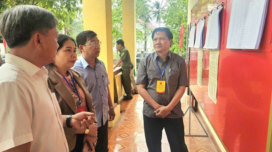 pho-chu-tich-thuong-truc-hdnd-tinh-truong-van-dat-bia-phai-kiem-tra-cong-tac-bau-cu-o-xa-van-duc.jpg