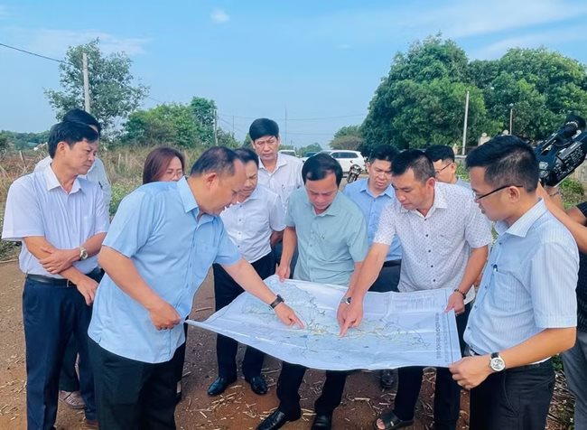 pho-bi-thu-thuong-truc-tinh-uy-chu-tich-hdnd-tinh-rah-lan-chung-ben-trai-kiem-tra-khu-quy-hoach-trung-tam-hanh-chinh-xa-lo-pang_11zon.jpg