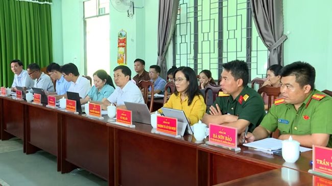 lanh-dao-xa-tham-du-buoi-lam-viec-anh-huy-toan_11zon.jpg
