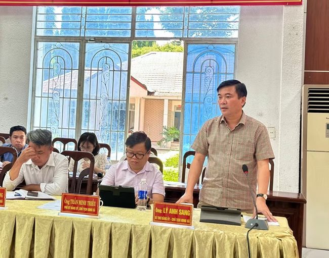ong-ly-anh-sang-bi-thu-dang-uy-chu-tich-hdnd-xa-chu-se-phat-bieu-tai-buoi-khao-sat-anh-ha-duy.jpg