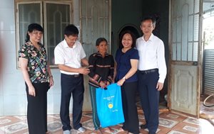 Phó Chủ tịch HĐND tỉnh Ayun H’Bút thăm, tặng quà  gia đình thương b...