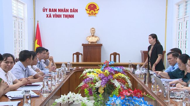 ba-huynh-thi-ngoc-ha-trao-doi-voi-cac-thanh-vien-uy-ban-bau-cu-xa-vinh-thinh.jpg