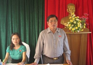 Các vị đại biểu Quốc hội Hà Sơn Nhin, Siu Hương tiếp xúc cử tri huy...