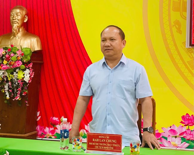 dong-chi-rah-lan-chung-phat-bieu-tai-buoi-lam-viec-voi-xa-lo-pang_11zon.jpg