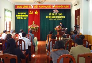 Lễ trao tặng Huy hiệu 30 năm tuổi Đảng cho đồng chí Huỳnh Thành - T...