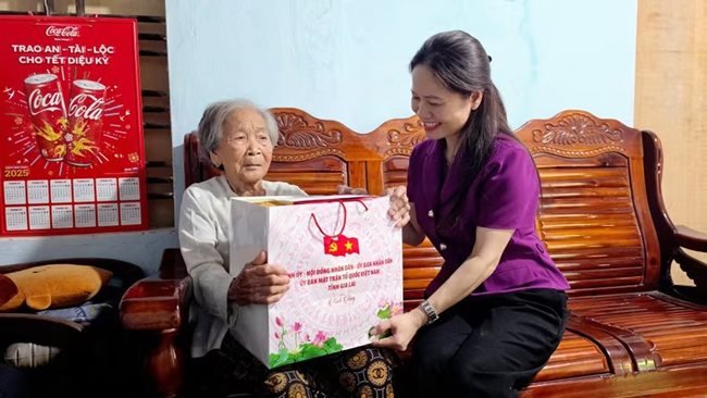 dong-chi-siu-huong-pho-truong-doan-dbqh-tinh-gia-lai-tham-tang-qua-cho-gia-dinh-co-cong-tieu-bieu.jpg