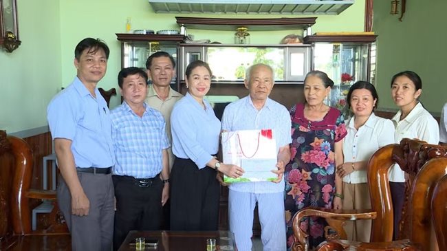 pho-chu-tich-hdnd-tinh-huynh-thuy-van-tham-tang-qua-cac-gia-dinh-co-cong-voi-nuoc.jpg