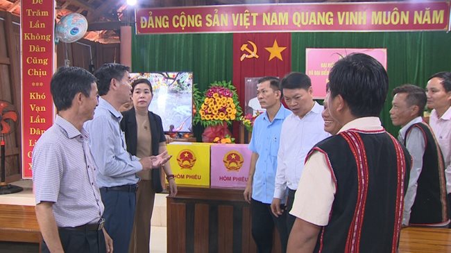 ba-huynh-thi-ngoc-ha-kiem-tra-cong-tac-chuan-bi-bau-cu-tai-khu-vuc-bo-phieu-thon-ha-ri-xa-vinh-thinh.jpg