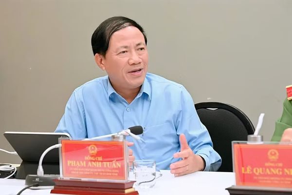 chu-tich-ubnd-tinh-pham-anh-tuan-tham-gia-phat-bieu-tai-phien-thao-luan-to-anh-duc-thuy.jpg