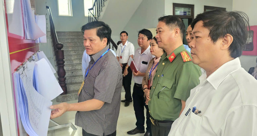 pho-chu-tich-thuong-truc-hdnd-tinh-truong-van-dat-bia-trai-kiem-tra-cong-tac-bau-cu-o-phuong-tam-quan.jpg