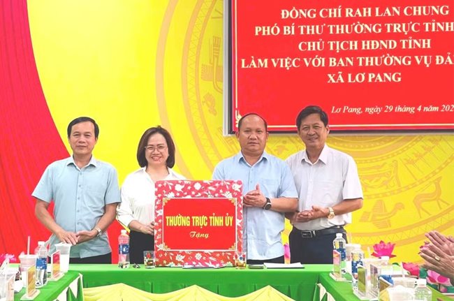 pho-bi-thu-thuong-truc-tinh-uy-chu-tich-hdnd-tinh-thu-2-tu-trai-sang-tang-qua-cua-thuong-truc-tinh-uy-cho-btv-dang-uy-xa-lo-pang_11zon.jpg