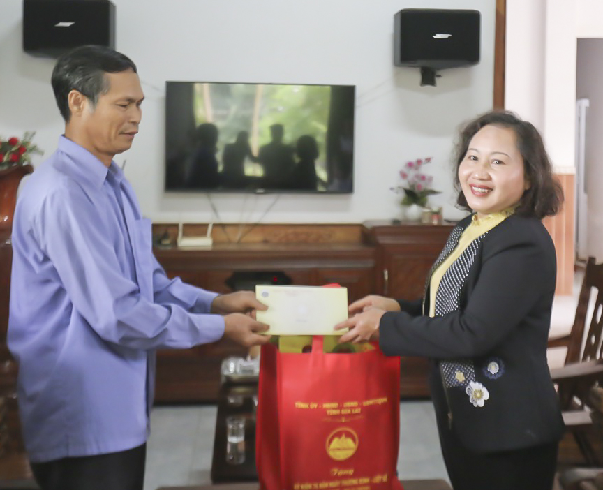 Article Phó Chủ tịch HĐND tỉnh thăm, tặng quà  gia đình chính sách, người có công tại huyện Ia Grai
