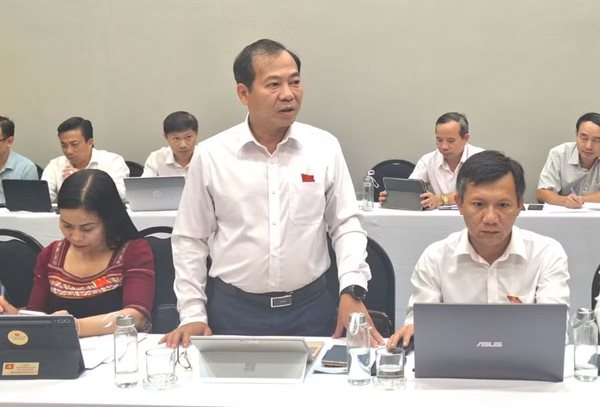 dai-bieu-doan-huu-dung-bi-thu-dang-uy-chu-tich-hdnd-phuong-dien-hong-cho-rang-viec-dau-gia-cac-tru-so-cong-doi-du-la-can-thiet-nhung-phai-gan-voi-dieu-chinh-quy-hoach-su-dung-dat.jpg