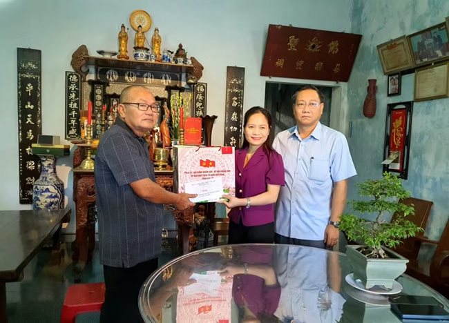 dong-chi-siu-huong-pho-truong-doan-dbqh-tinh-gia-lai-tham-tang-qua-cho-gia-dinh-co-cong-tieu-bieu-1.jpg