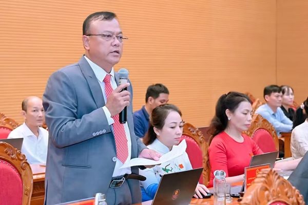 dai-bieu-rah-lan-song-linh-chat-van-giam-doc-so-nong-nghiep-va-moi-truong-ve-van-de-dau-tu-thuy-loi-va-nuoc-sach-cho-vung-dac-biet-kho-khan-duc-thuy.jpg